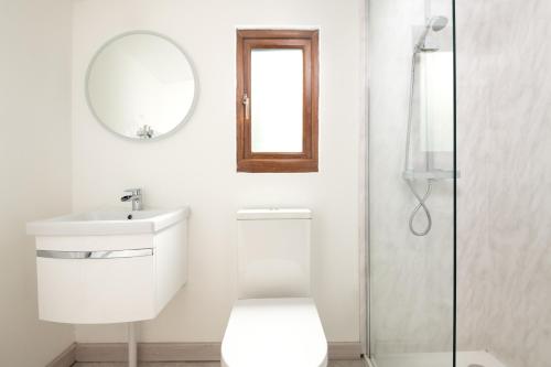布兰德福德福鲁姆Copperbeech - Luxury Holiday with Private Hottub的一间带卫生间、水槽和镜子的浴室