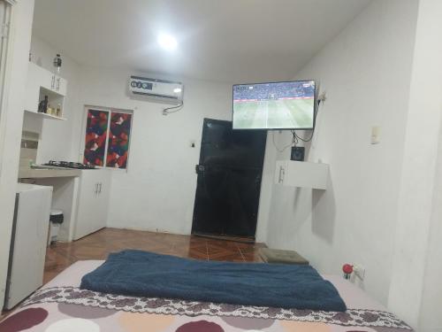 曼塔Mini Suite的客房设有一张床和一台平面电视。