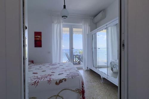 蒙泰亚尔真塔廖Villa Federigo - Monte Argentario的一间卧室配有一张床,享有海景