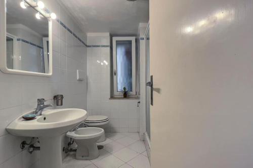 蒙泰亚尔真塔廖Villa Federigo - Monte Argentario的白色的浴室设有水槽和卫生间。