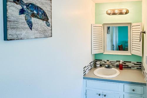 海洋岛海滩The Turquoise Pearl的一间带水槽和镜子的浴室