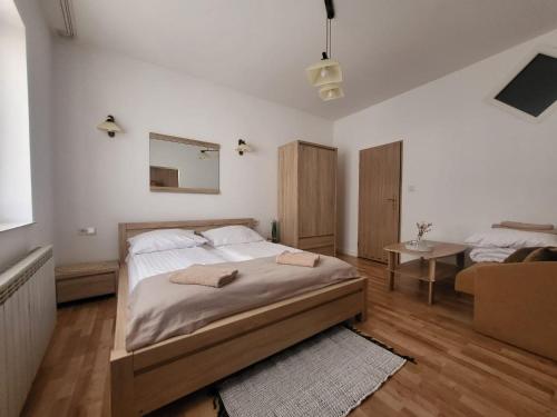 穆希纳Apartament pod Basztą的一间卧室配有一张大床和一张沙发