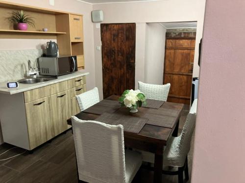 特里亚夫纳Къща за гости Теяна的带木桌和椅子的厨房以及带水槽的厨房。