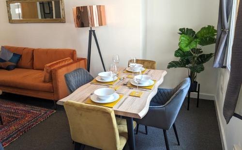 考文垂Beautiful Modern Coventry City Centre Apartment的餐桌、椅子和沙发
