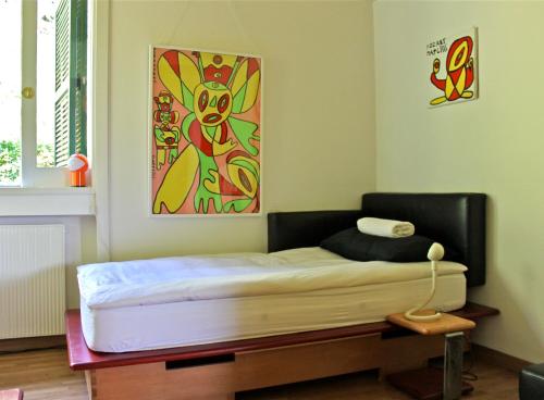 阿斯科利皮切诺福尔泰扎住宿加早餐旅馆的墙上画的一张床上