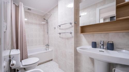 托雷维耶哈Apartamento a 3 min de la playa的浴室配有卫生间、盥洗盆和浴缸。