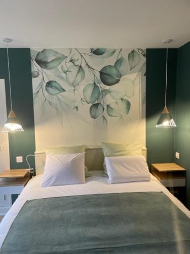 Druyes-les-Belles-Fontaines布洛酒店的卧室配有一张挂着花壁画的床。