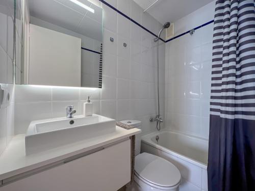 卡里拉Vivalidays Yolanda的浴室配有盥洗盆、卫生间和浴缸。