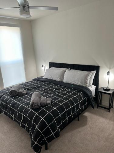 休斯顿Luxe Mid-Downtown apartment的一间卧室配有一张床,上面有两条毛巾