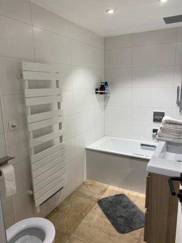 韦姆L’Oxymore的白色的浴室设有卫生间和水槽。