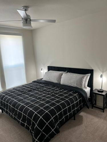 休斯顿Luxe Mid-Downtown apartment的一间卧室配有一张带黑白拼盘的床