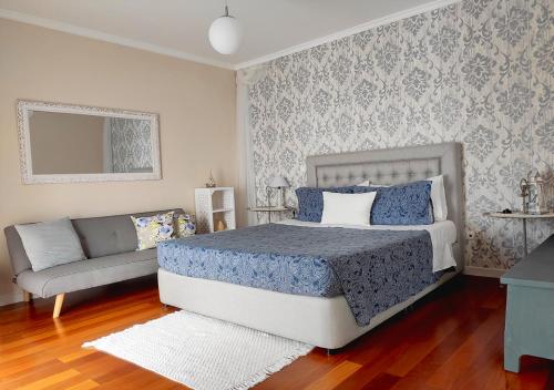 阿科达卡列塔bluegreen的一间卧室配有一张床和一张沙发