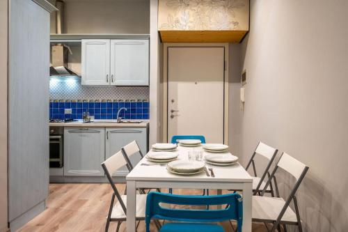 热那亚Cuore blu的厨房配有桌椅和盘子