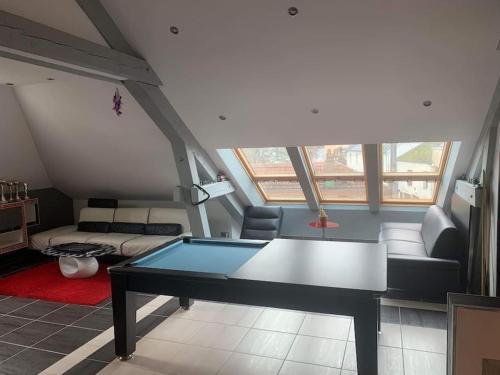 勒米尔蒙Appartement moderne的客厅配有乒乓球桌