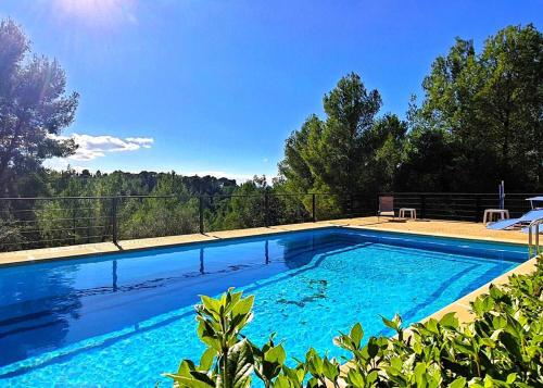 托尔托萨Casa con piscina en Tortosa Delta de l'Ebre的蓝色海水大型游泳池