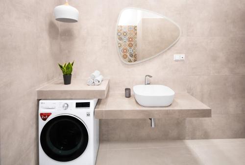 雅典Ando’s Cozy Studio Apartment的一间带洗衣机和水槽的浴室