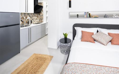 雅典Ando’s Cozy Studio Apartment的一间白色卧室,配有床和厨房