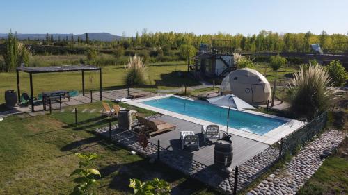 圣拉斐尔casArtero eco posada的一个带凉亭的庭院内的游泳池