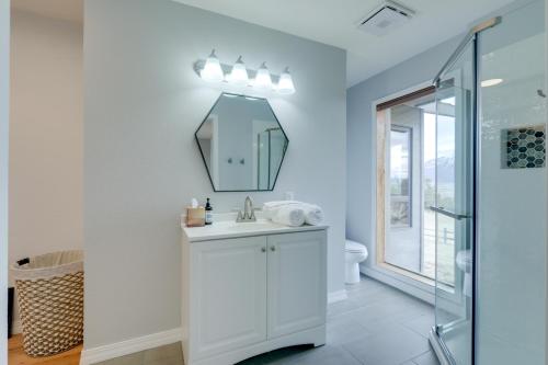 HotchkissSpacious Hotchkiss Home with Stunning Mountain Views的白色的浴室设有水槽和镜子