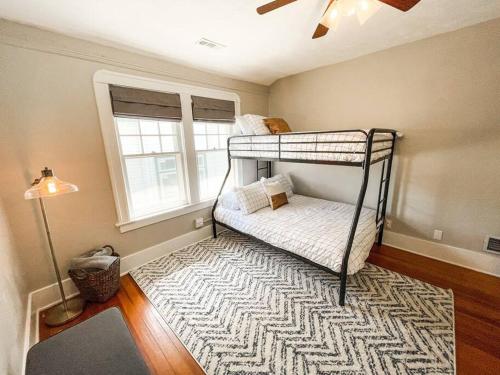 科罗拉多斯普林斯Stunning remodeled Downtown dream home!的卧室配有两张双层床和地毯。