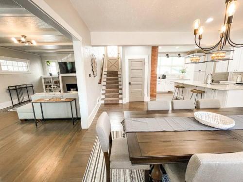 科罗拉多斯普林斯Stunning remodeled Downtown dream home!的厨房、带桌子的客厅和用餐室