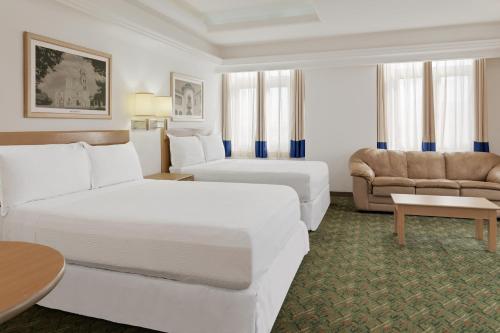蒙特雷蒙特雷大广场酒店的酒店客房,设有两张床和一张沙发