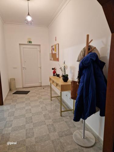 布朗库堡Casa Almeida - Castelo Branco的一间设有桌子的房间,一张桌子上摆着一件蓝色的外套