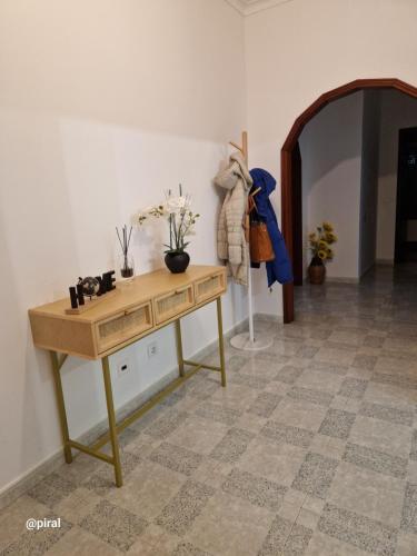 布朗库堡Casa Almeida - Castelo Branco的一间设有花卉木桌的房间