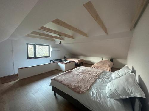 克拉科夫Jaga House in Krakow free parking的阁楼上配有带两张床和书桌的卧室