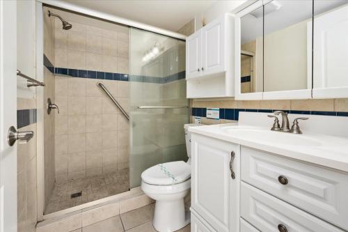 大洋城Oceanfront 2 Bedroom Modern Beach Condo w Pool的浴室配有卫生间、盥洗盆和淋浴。