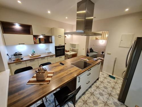 AsseStudio chaleureux & moderne, région bruxelloise的一间厨房,内设木制台面