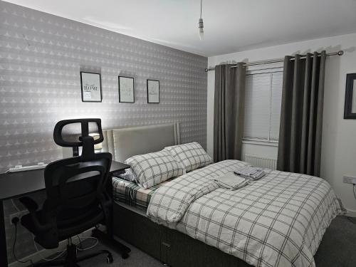 KentonBridgepay Double Room的一间卧室配有一张床、一张桌子和一把椅子