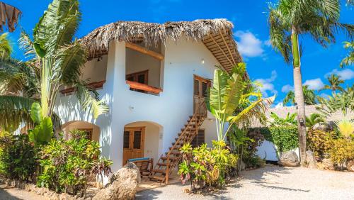 拉斯加勒拉斯Paradiso del Caribe的棕榈树海滩上的房子