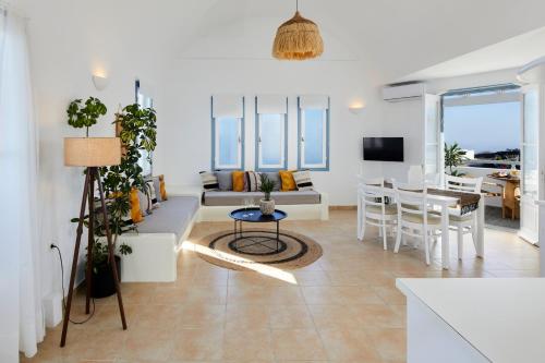 易莫洛林Athiri Santorini Hotel的客厅配有沙发和桌子