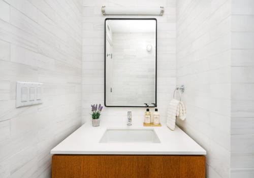 纽约Unique Studio Apartment At East Side的一间带水槽和镜子的浴室