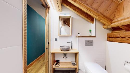 瓦卢瓦尔Chalet Sétaz的一间带水槽和木制天花板的小浴室