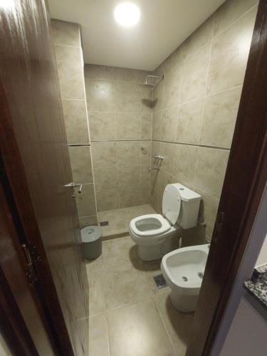 维拉帕尔克西基曼VENETO VILLAGE MR的一间带卫生间和水槽的浴室
