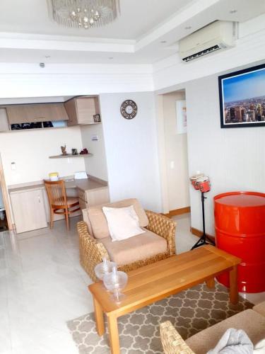 马瑙斯Tropical executive Ap 1411的客厅配有沙发和桌子