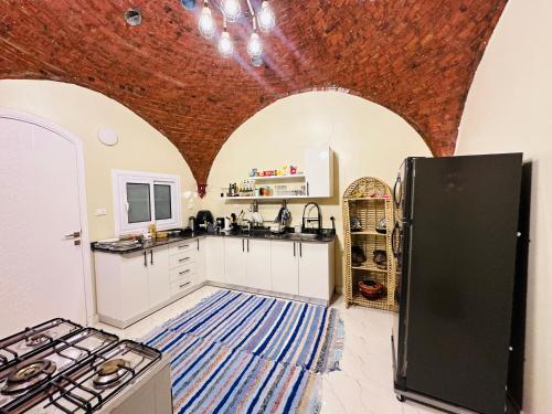 卢克索West Bank luxury villa的厨房配有白色的柜台和砖砌天花板