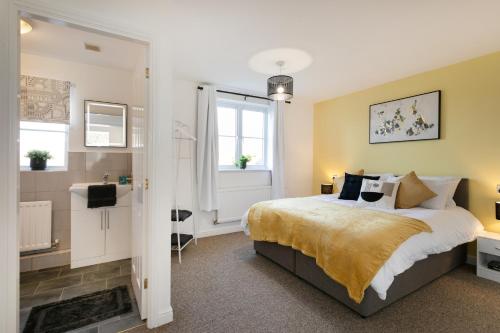 Waddington* Parking * Sleeps 6 * Fast Wi-FI的一间带特大号床的卧室和一间浴室