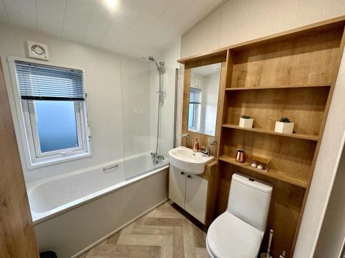 纽基Luxury 3 bedroom Maple View Lodge, Newquay, Cornwall的浴室配有白色卫生间和盥洗盆。