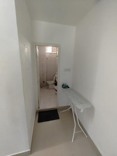 海得拉巴NK Homes - Serviced Apartments的白色的客房设有盥洗盆和卫生间