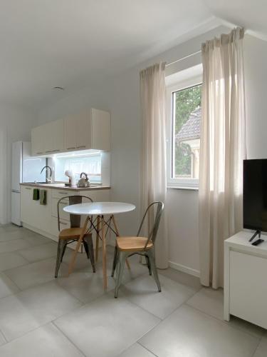 戈雷尼斯卡地区采尔克列The View 22的厨房配有桌椅和窗户。