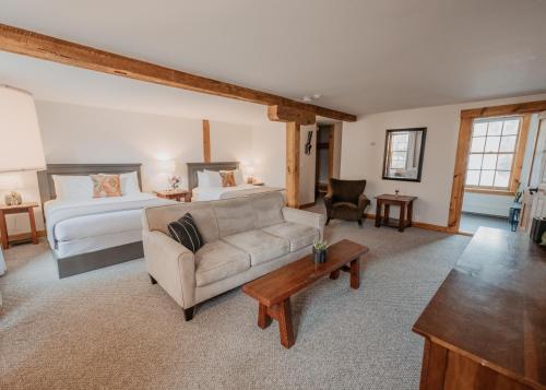 East BurkeThe Village Inn的客厅配有沙发和1张床
