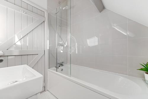 OxtonBeautiful 2 Bedroom Cottage in Oxton的带淋浴和盥洗盆的白色浴室