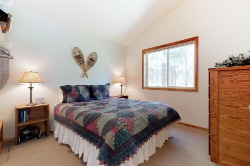RedstoneThe Cabins at Filoha Meadows的一间卧室设有一张床和一个窗口