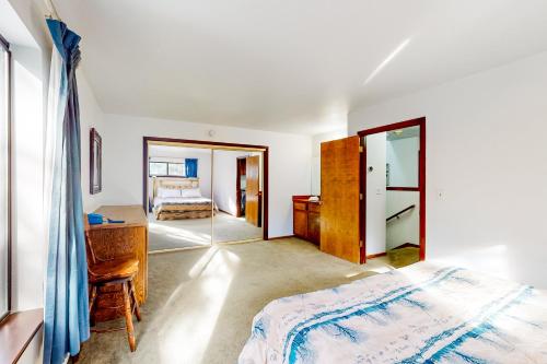 南太浩湖Antler & Pine的一间卧室配有一张床和一张书桌