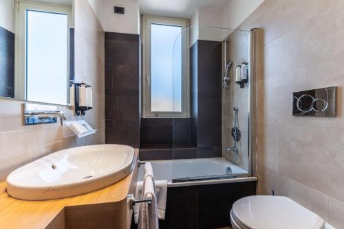 罗马Best Western Hotel President - Colosseo的一间带水槽、卫生间和淋浴的浴室