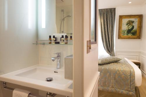 圣日耳曼学院酒店的一间浴室