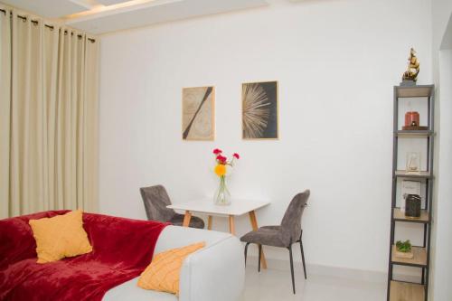 科托努Luxueux Appartement meublé à Cotonou的客厅配有白色的沙发和桌子